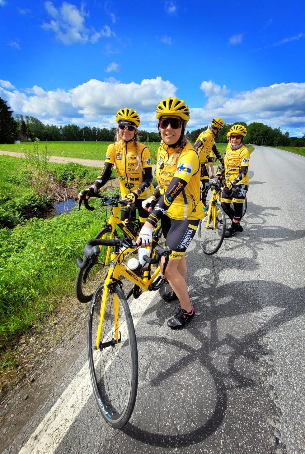 Team Rynkebyn joukkueet ympäri Suomen ovat pyöräilleet yhteislenkkejä syksystä lähtien. Keskellä on Elina Tukeva ja taustalla joukkuekaverit Katri Pelto-Arvo ja Lena Lassas. 
