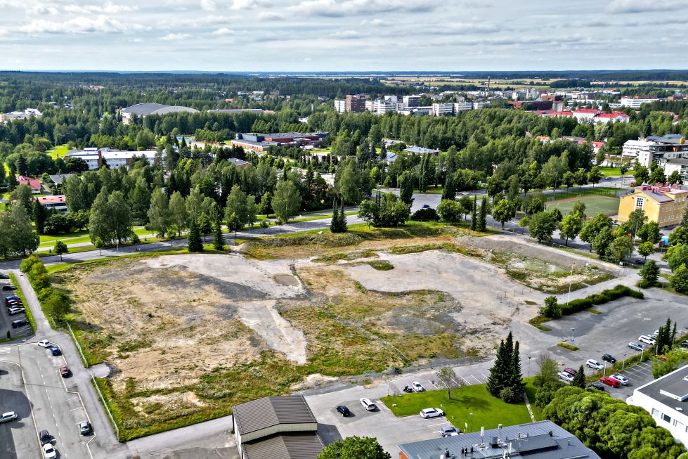 Aalto-keskuksen naapurissa oleva Sedun tontti ammottaa tyhjyyttään Seinäjoen keskustan paraatipaikalla. Hallinto-oikeudesta on annettu vasta arvio, että kaavoitusjohtajan poikkeamislupapäätöksestä tehdystä valituksesta annetaan päätös loppuvuodesta.