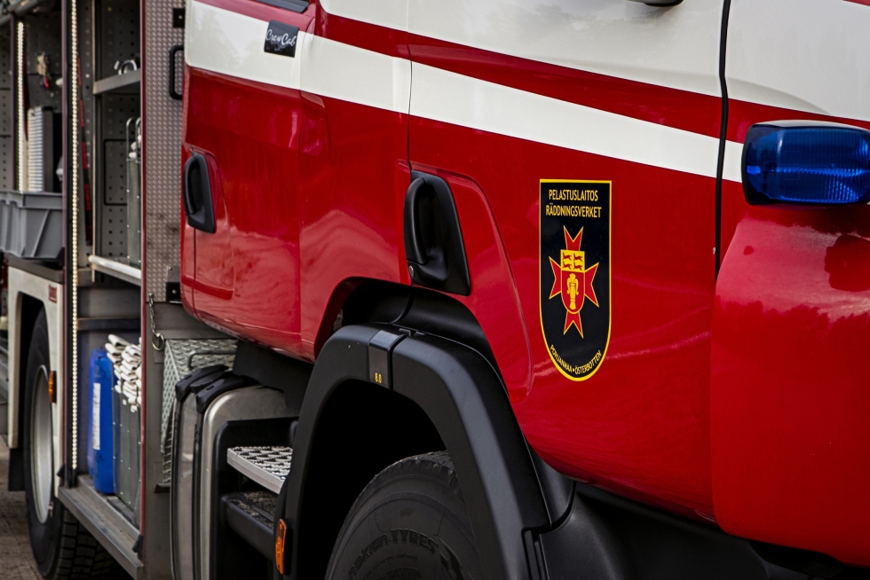 Pietarsaaren Kolpintiellä kahden auton kolaroinnissa kaksi henkilöautossa ollutta kuljetettiin sairaalaan. Pohjanmaan pelastuslaitos varoittaa liukkaista ajokeleistä. Kuvituskuva.