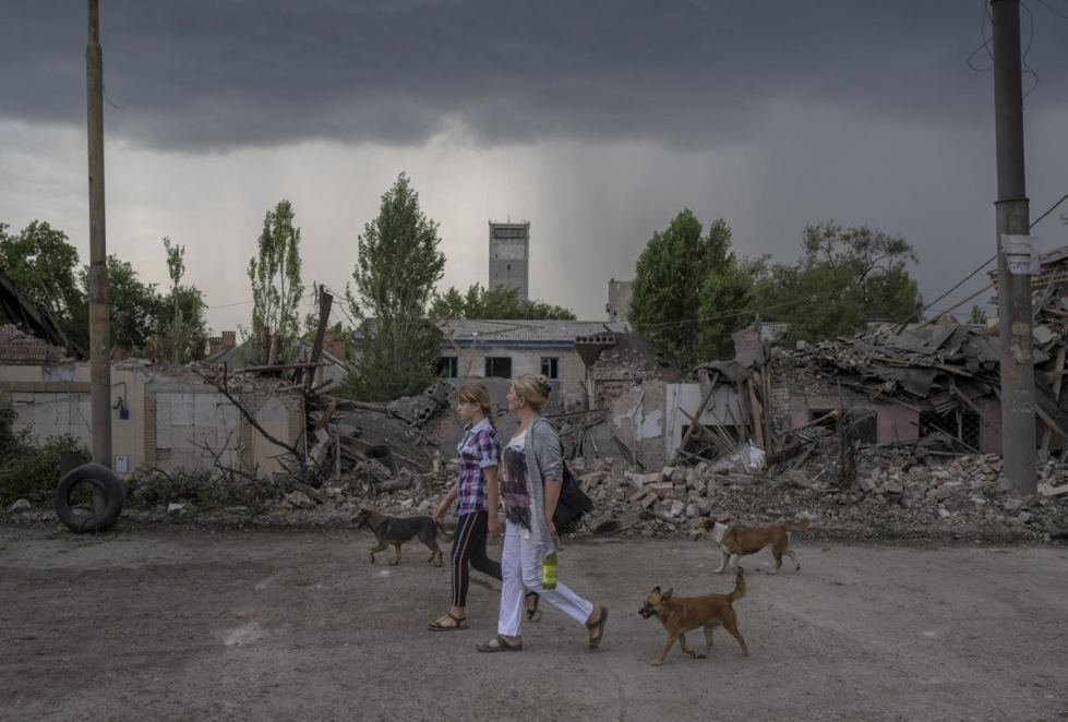 Venäjän iskut ovat tappaneet siviilejä ja tuhonneet rakennuksia Ukrainassa. Kuva on Itä-Ukrainasta Toretskista elokuun alusta. LEHTIKUVA/AFP
