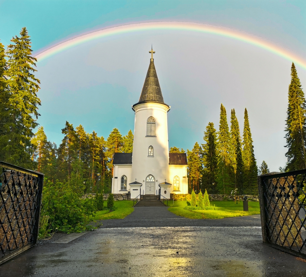 Pitkän kuusikujan päässä valkoisena loistava Törnävän kirkko on Seinäjoen seurakunnan ensimmäinen kirkko. Sen on alun perin rakentanut Venäjän valtio Östermyran ruutitehtaan ruutimakasiiniksi vuonna 1827. Kirkko valmistui vuonna 1864. 