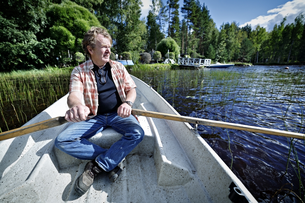 Alavuden Kuorasjärvellä koko ikänsä mökkeillyt Pekka Itäniemi on huomannut järven rehevöityneen vuosien saatossa. Sinilevä ja rantavesien kasvillisuus on jokakesäinen vitsaus.