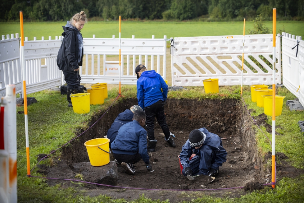 Tämän vuoden palkittu organisoi viime syksynä arkeologiset kaivaukset Korsholman linnakummulla Vanhassa Vaasassa. Niihin osallistui arkeologien lisäksi myös koululaisia. Arkistokuva.