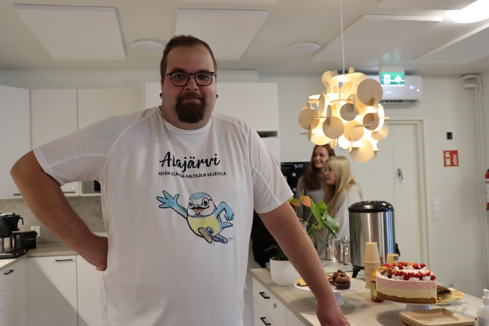 Tuomas Lahdenperä on siirtynyt nuoriso-ohjaajasta yhteisökoordinaattoriksi. Arkistokuvassa Lahdenperä esittelee uusien nuorisotilojen keittiötä.