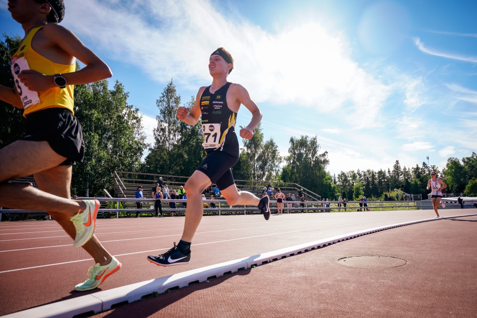 Mikko Kauppinen (kesk.) voitti Vaasassa nuorten SM-kisoissa 19-vuotiaiden 800, 1500 ja 5000 metriä. Kuvassa vasemmalla juoksee Lahden Ahkeran Arash Ahmad Gul, joka sijoittui 5000 metrillä hopealle.