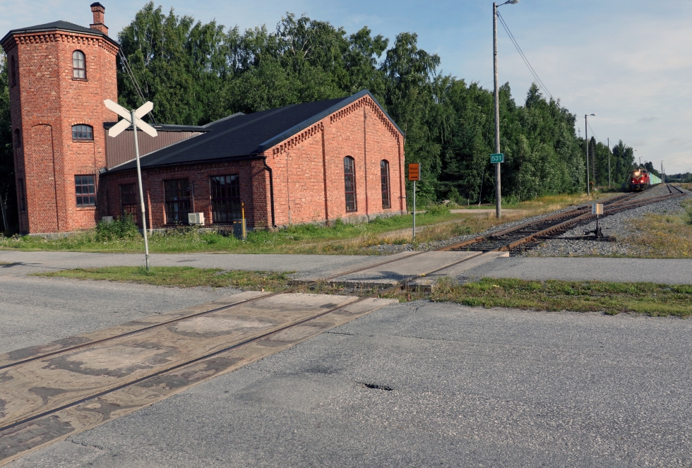 Juna seisoi Kaskisten asemalla keskiviikkona aamupäivällä ja vanha veturitalli kylpi auringossa. Seisova on myös junaradan mahdollisen peruskorjauksen tilanne.