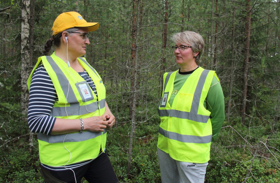 Vapaaehtoisen pelastuspalvelun toimintaa Kauhavan Pelkkikankaalla on johtanut alajärveläinen Aana Vainio, kuvassa myös Suvi Linjamäki. Muistisairaan naisen etsintöjä on johtanut poliisi. 