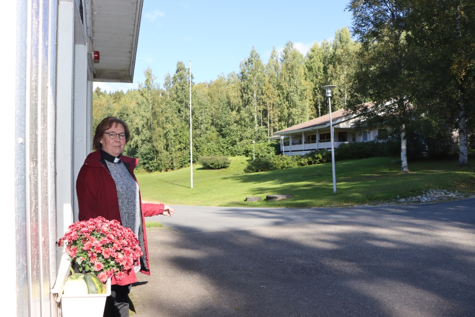 Kurikan seurakunnan aluekappalainen Aija Niemelä pitää Kurikan Saukkorannan leirikeskusta tärkeänä kohtaamispaikkana seurakuntalaisille. Niemelä seisoo Saukkorannan alarakennuksen ovella. Oikealla näkyy ylärakennus, jossa on muun muassa majoitustilat. 