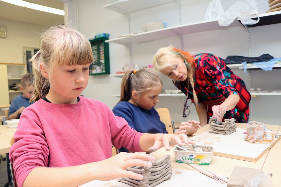 Piia ja Kerttu Saarepuu osallistuivat keramiikkakurssille jo kolmatta kertaa. Uuttakin oppia tytöt saivat silti. 