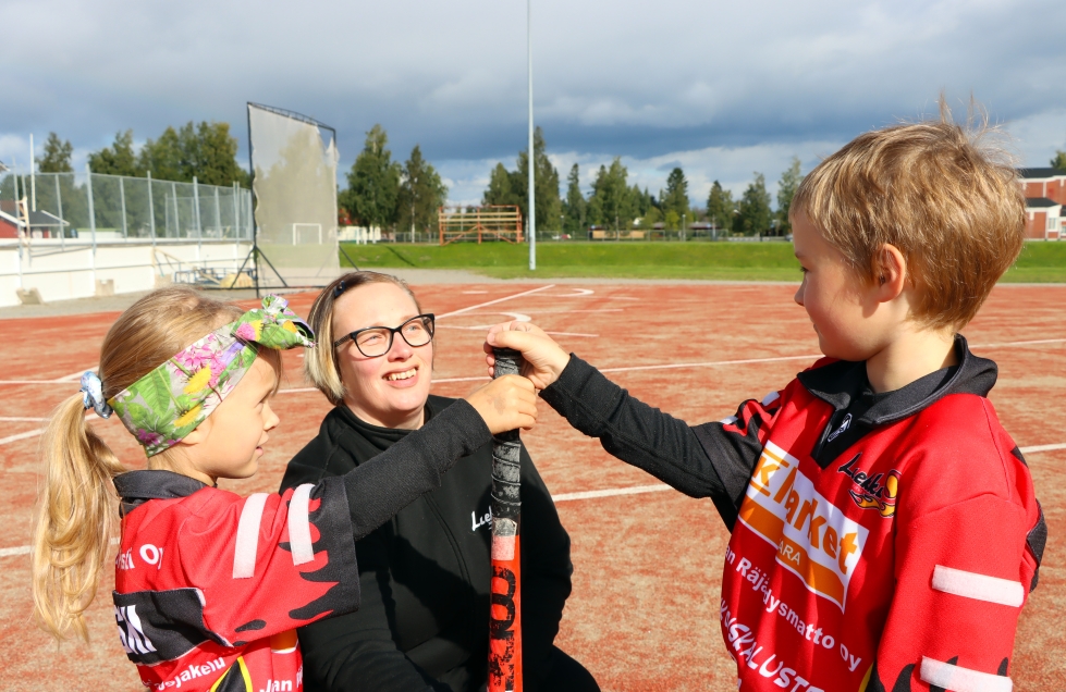 SM-turnauksen järjestäminen on tapa kerätä rahaa Jurvan Liekin junioreille. Seuran puheenjohtaja Salla Mäki-Kanto on aktiivisena järjestämässä pelejä myös siksi, että Helmi-Lumia ja Verneri Koski pääsevät niitä katsomaan.