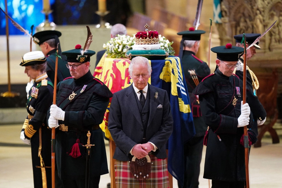 Kuningas Charles III seisoi kunniavartiossa kuningatar Elisabetin arkulla Edinburgissa 12. syyskuuta 2022. LEHTIKUVA/AFP
