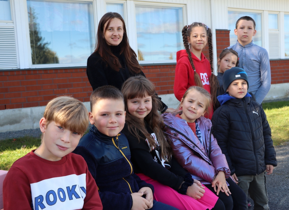 Iivarin koululla lapset opiskelevat opettaja Oleksandra Poberezhetsin johdolla. Hänestä parasta siellä on se, että lapsilla on seuraa toisistaan. 