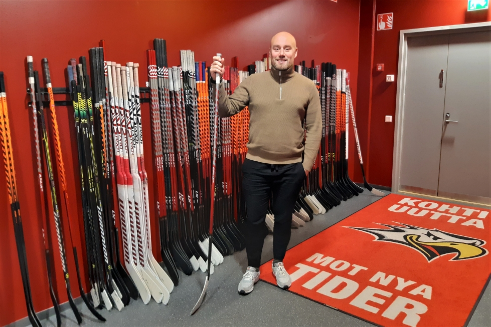 Vaasan Sportin myyntipäällikkö Juho Autio, itsekin entinen pelaaja, korostaa fanien ja paikallisten yhteistyökumppanien merkitystä Sportille.