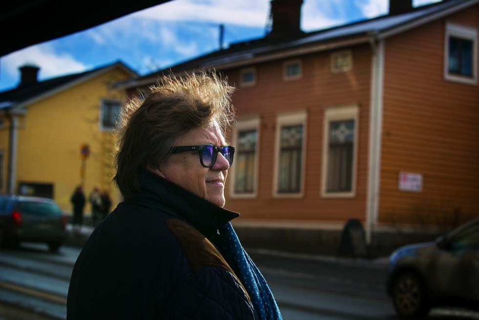 Edellisellä konserttivierailullaan Vaasaan Mikko Alatalo ihaili kaupungin vanhoja puutaloja. Arkistokuva 
