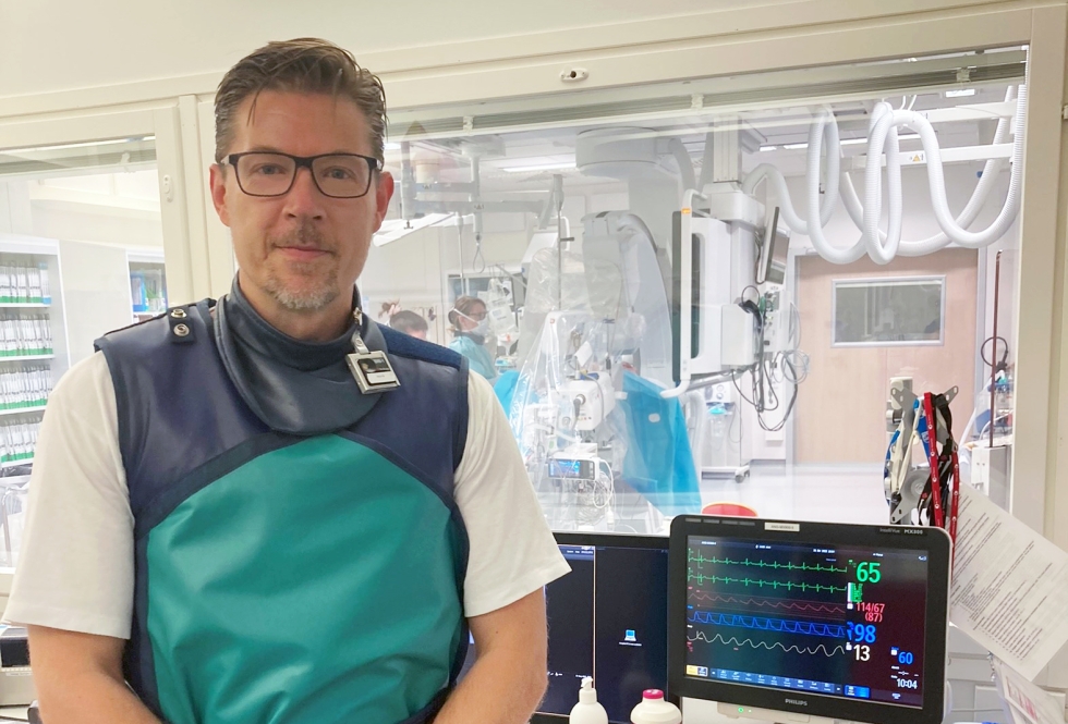 Kardiologian erikoislääkärinä Jurvan Kirkonkylältä kotoisin oleva Olli Kajander auttaa usein Tays Sydänsairaalassa ihmisiä, joille avoleikkaus olisi liian vaarallinen.