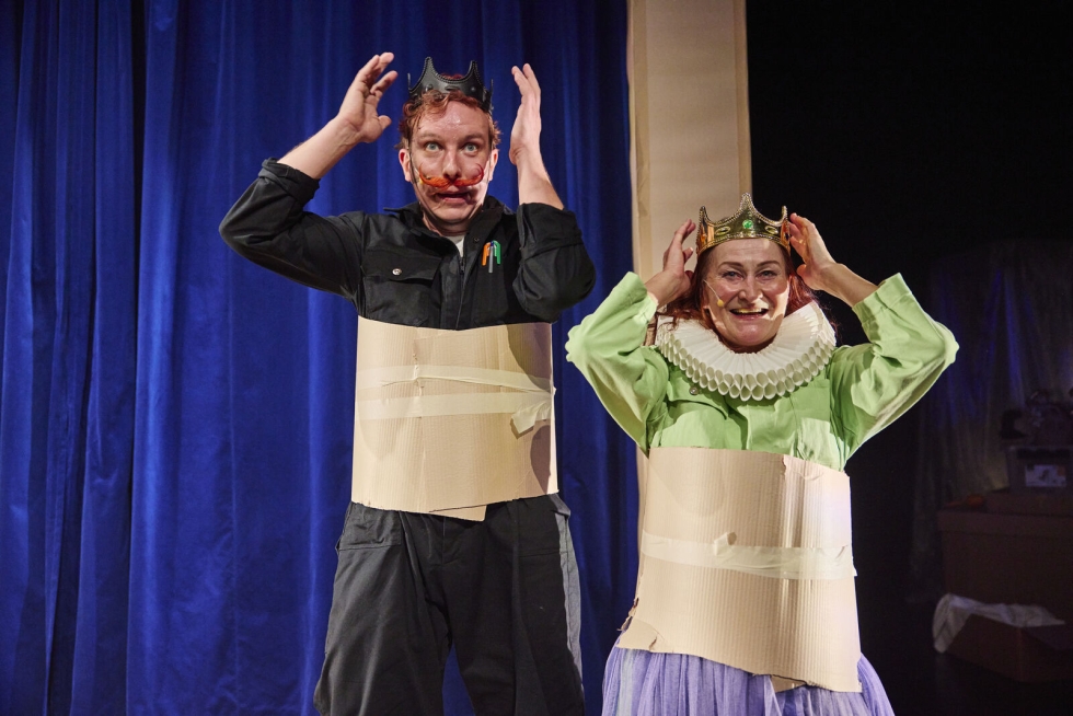 Kaunokki (Panu Valo) ja Irmeli (Anna Lemmetti-Vieri) muuntuvat moneen leikkiin Irmeli – kummitusseikkailussa Vaasan kaupunginteatterissa. 