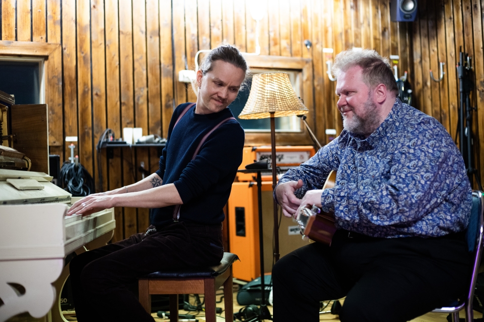 Vaasalainen Juha Saunala on säveltänyt Sepi Kumpulaisen uuden albumin kappaleet, paria lukuun ottamatta. Kuva on levynteosta Soundwell-studiolta.
