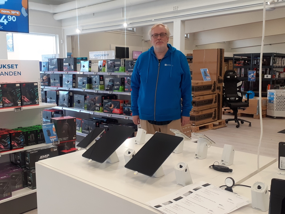 Tom Kecklund on tyytyväinen uusiin tiloihin, joissa myymälä ja varasto ovat saman katon alla.