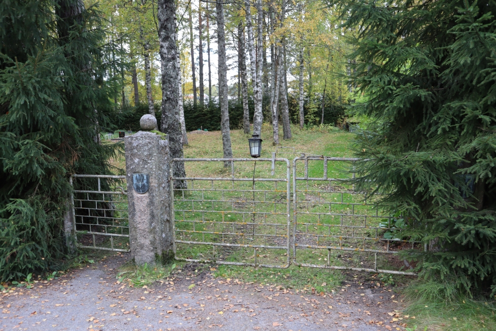 Kuvassa on Kullervon hautausmaan portti.