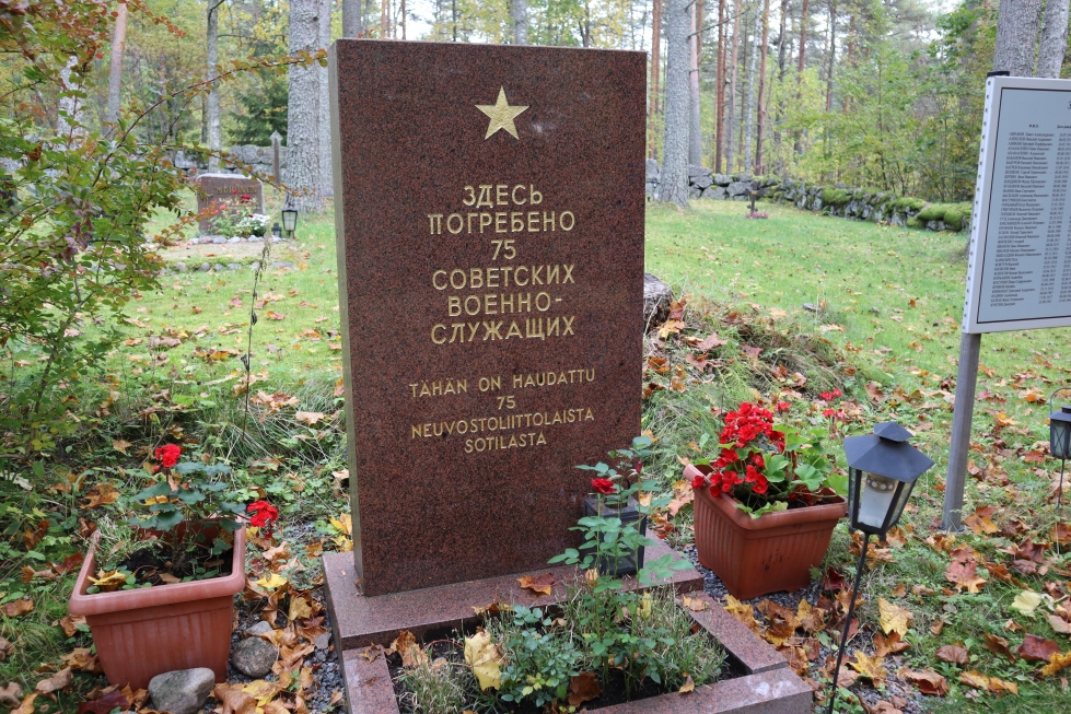 75 neuvostoliittolaista sotilasta on haudattu joukkohautaan ortodoksisella hautausmaalla. 