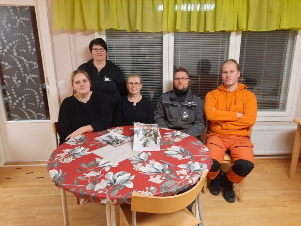 Pauliina Rantala, Tiina Mäenpää, Henri Ojala, Sami Haapaniemi ja Helinä Ojala (takana) ovat urakoineet Lehtimäen Joulun tänäkin vuonna. Nyt työlle etsitään jatkajaa.



