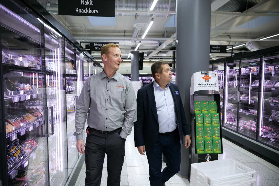 Vaasan keskustan Citymarketin kauppias Tomi Nordin ja Keskon Länsi-Suomen aluejohtaja Jari Alanen kulkevat remontoiduissa tiloissa. Uudet kylmälaitteet toimivat hiilidioksidilla.