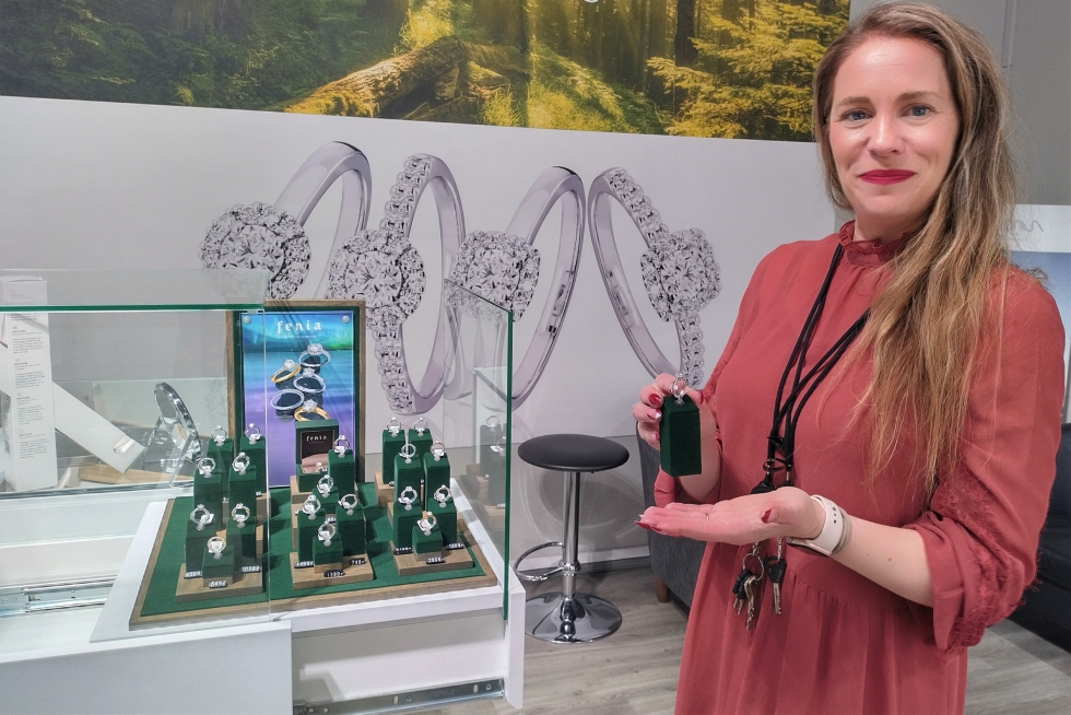 Kultajousen uudessa Fenia-korusarjassa käytetään ekologisia laboratoriotimantteja, kertoo myymäläpäällikkö Hanna Piittari. 