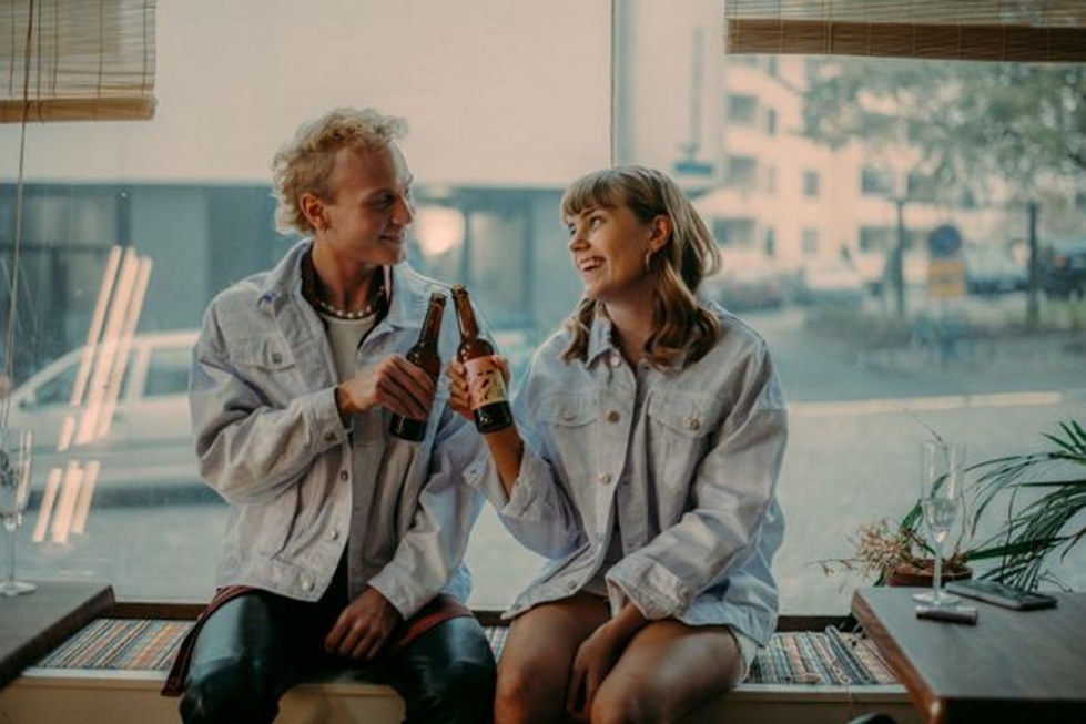 Elias Salonen ja Anna Airola näyttelevät parhaita ystäviä huippuhauskassa sarjassa Aikuiset. Sarjan kolmas kausi on katsottavissa Yle Areenalla.