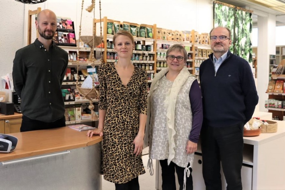 Iivari Viljanen ja Sofia Kuula ovat Vaasanpuistikolla toimivan ekokauppa Ekosopin uudet yrittäjät. Jaana ja Hannu Paloposki perustivat ekokaupan vuonna 2007 ja ovat iloisia, että yrityksen toiminta jatkuu ja kehittyy nyt uusissa käsissä. 
