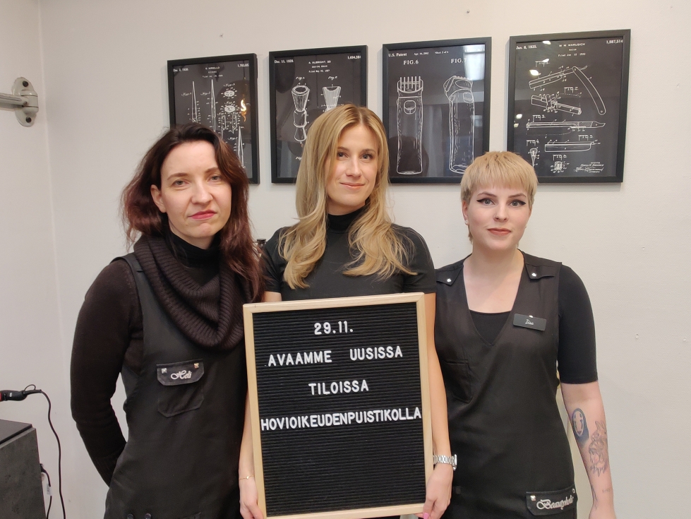 Parturiliike Mannerissa työskentelevät yrittäjä Heidi Pukanderin (keskellä) lisäksi parturi-kampaajat Iisa-Riia Kontkanen ja Heli Selkälä. 