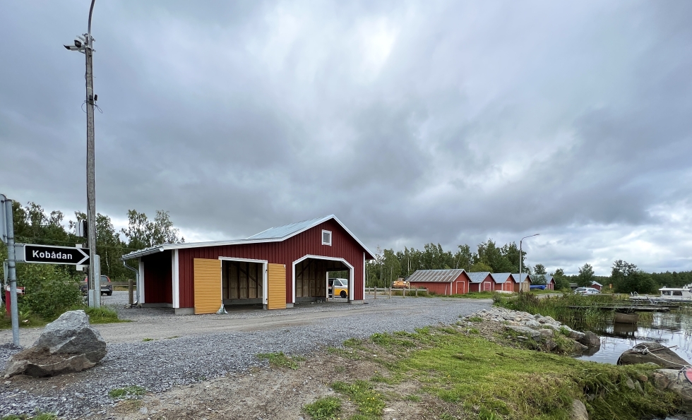Svedjehamnissa vierailee paljon koulu- ja opastusryhmiä, ja inforakennus vastaa yleisön toiveeseen saada sateelta suojaava kokoontumispaikka. 