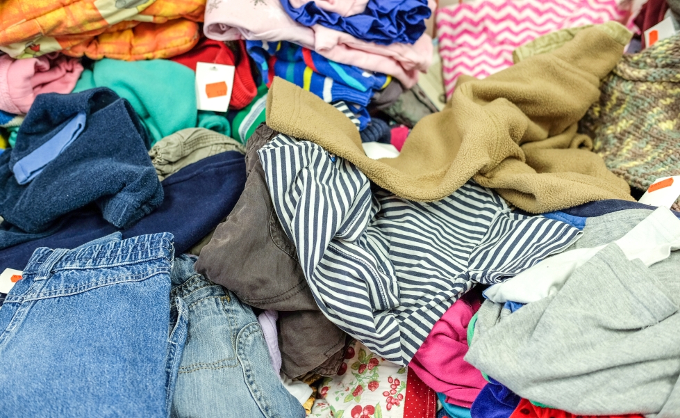 Euroopan parlamentin mukaan koko maailmassa alle prosentti vaatteista kierrätetään vaatteina. Eurooppalaiset kuluttavat lähes 26 kiloa ja heittävät pois noin 11 kiloa tekstiilejä joka vuosi.