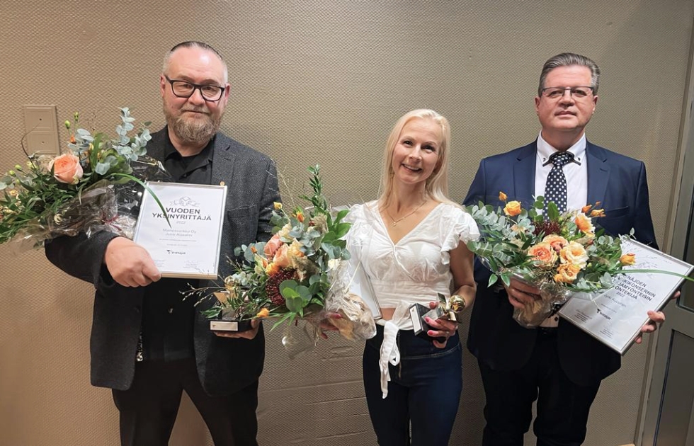 Jussi Alasalmi (vas.) ja Anne Välisaari saivat tunnustusta työstään
yrittäjänä. Jyrki Kuusinen sai Seinäjoen kaupungin yrittäjämyönteisimmän työntekijän tittelin.