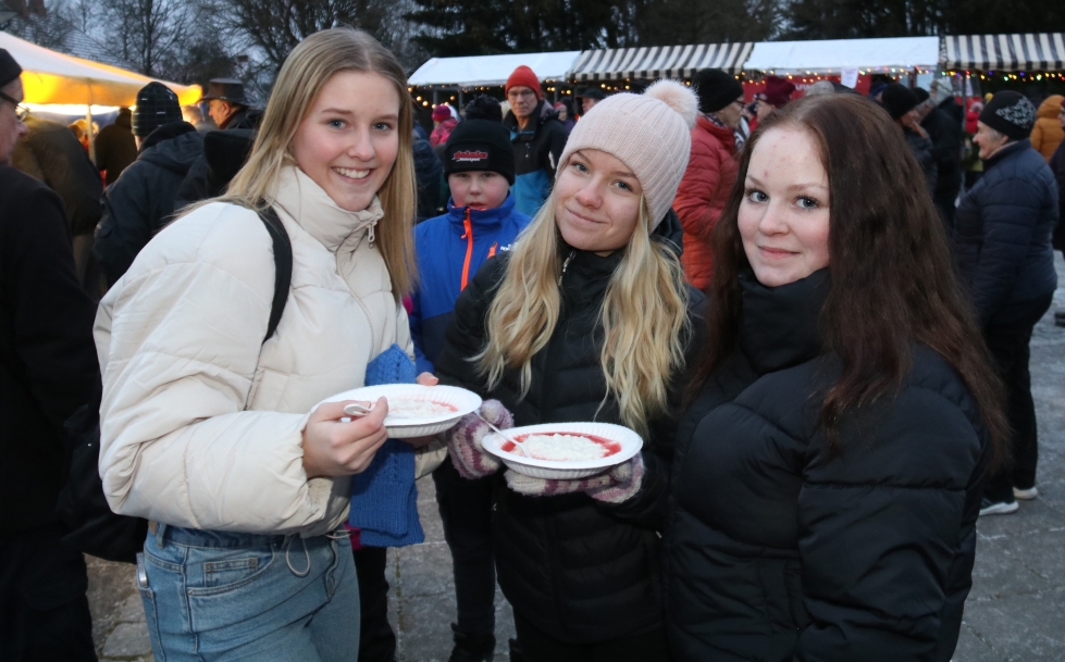 Yläkoululaiset Ella Kujala ja Elli Hakomäki pysähtyivät puurolle. Saila Kettunen piti syöjille seuraa.