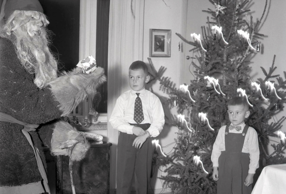 Entisajan joulupukki oli lasten mielestä usein pelottava. Tämä kuva on otettu ilmeisesti vuonna 1955.  
