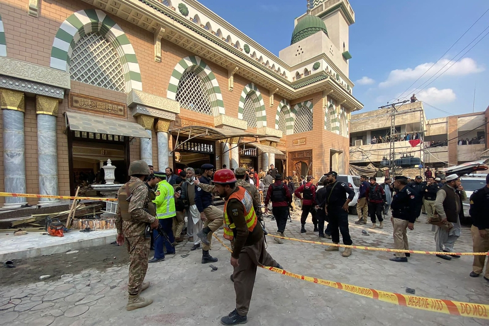 Pakistanin luoteisosassa Peshawarissa eilen tapahtuneen moskeijaräjähdyksen uhrimäärä on noussut. LEHTIKUVA / AFP