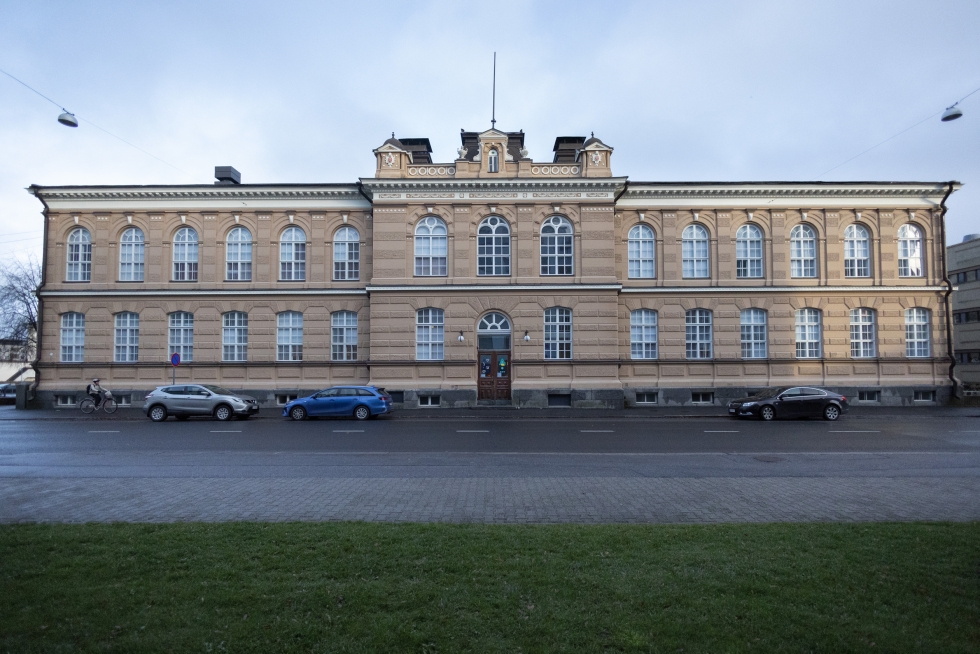 Nykyisen Alma-opiston rakennus Raastuvankatu 31:ssä on aina toiminut koulukäytössä. Sen alakerrassa sijaitsi kuuluisa KY-klubi. Arkistokuva.