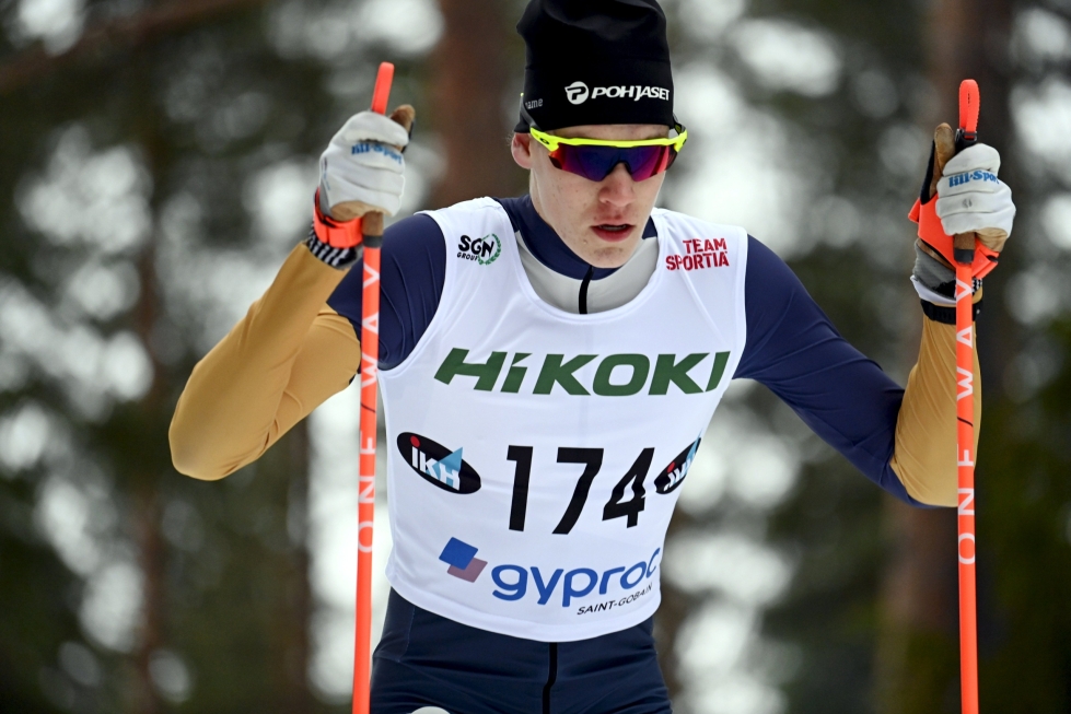 Niko Anttola sijoittui toiseksi alle 20-vuotiaiden miesten yhteislähdössä perinteisellä hiihtotavalla. LEHTIKUVA / Antti Aimo-Koivisto