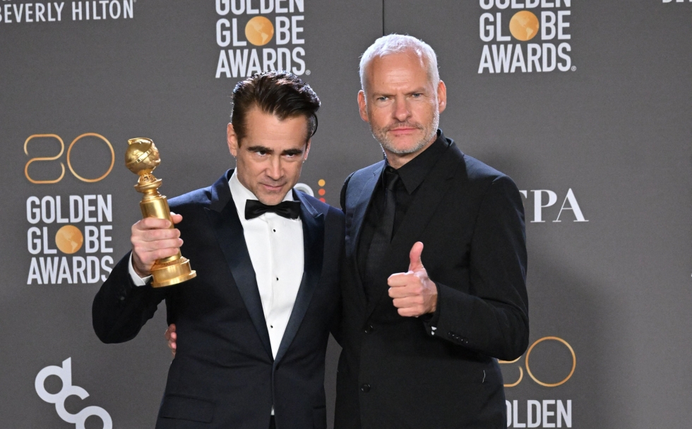 Näyttelijä Colin Farrell ja ohjaaja Martin McDonagh tammikuussa Golden Globe Awards -gaalassa. LEHTIKUVA/AFP