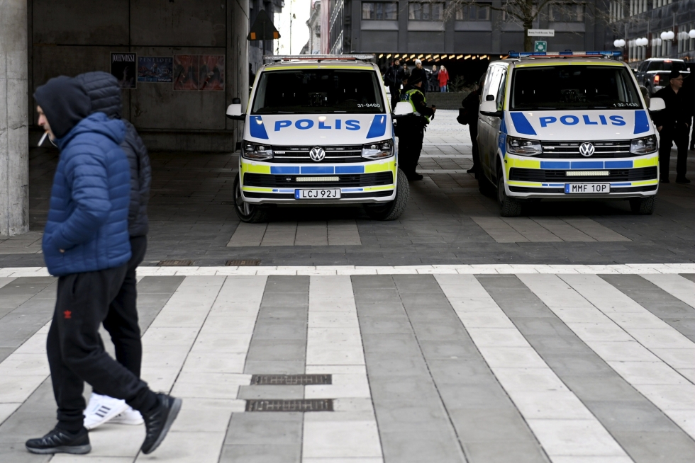 Poliisiautoja Sergelin torin läheisyydessä Tukholmassa. Kuvituskuvaa. LEHTIKUVA / HEIKKI SAUKKOMAA
