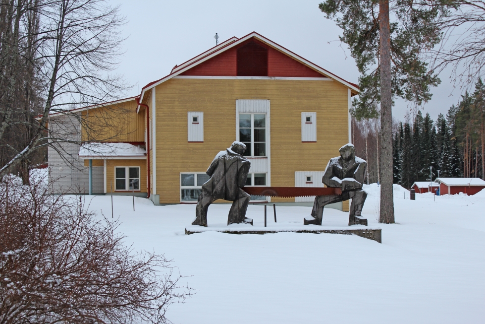Jyhkeät puupatsaat ovat yhä sahaustyössään Ähtärin Tuomarniemen alueen sisääntulotien vierellä. Alueella tehtäviin rakennusten purkutöihin ja uudisrakentamiseen päästään näillä näkymin reilun puolen vuoden kuluttua.