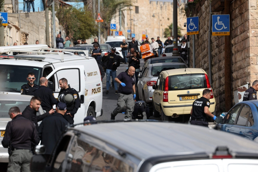 Israelin turvallisuusjoukkoja ja pelastushenkilöstöä Jerusalemin Silwanin alueella, jossa ampumisen kerrottiin tapahtuneen lauantaina. AFP/Lehtikuva