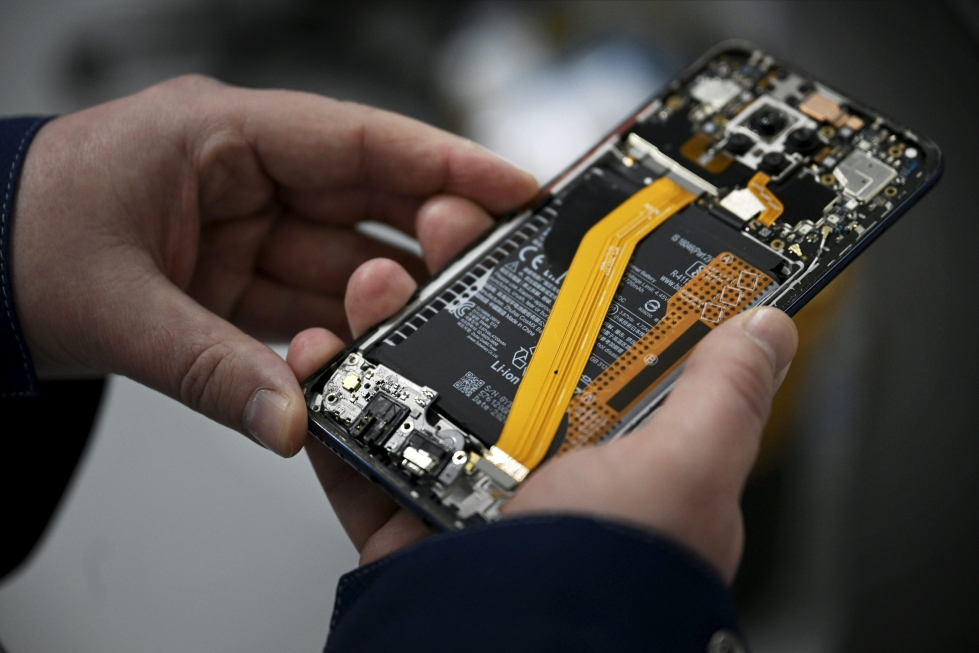 Monien älypuhelinten valmistuksessa käytettyjen materiaalien louhiminen ja jalostus tapahtuu Kiinassa. Maametalleja tarvitaan älypuhelinten lisäksi esimerkiksi sähköautojen valmistuksessa ja puolustusteollisuudessa. LEHTIKUVA / Antti Aimo-Koivisto