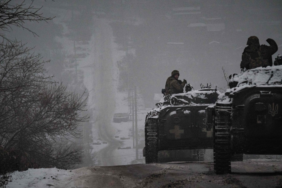 Venäjä yrittää edetä Donetskin alueella, arvioi Britannian puolustusministeriö tiedusteluraportissaan. Kuva Ukrainan sotilaista Donetskissa on maanantailta. LEHTIKUVA / AFP