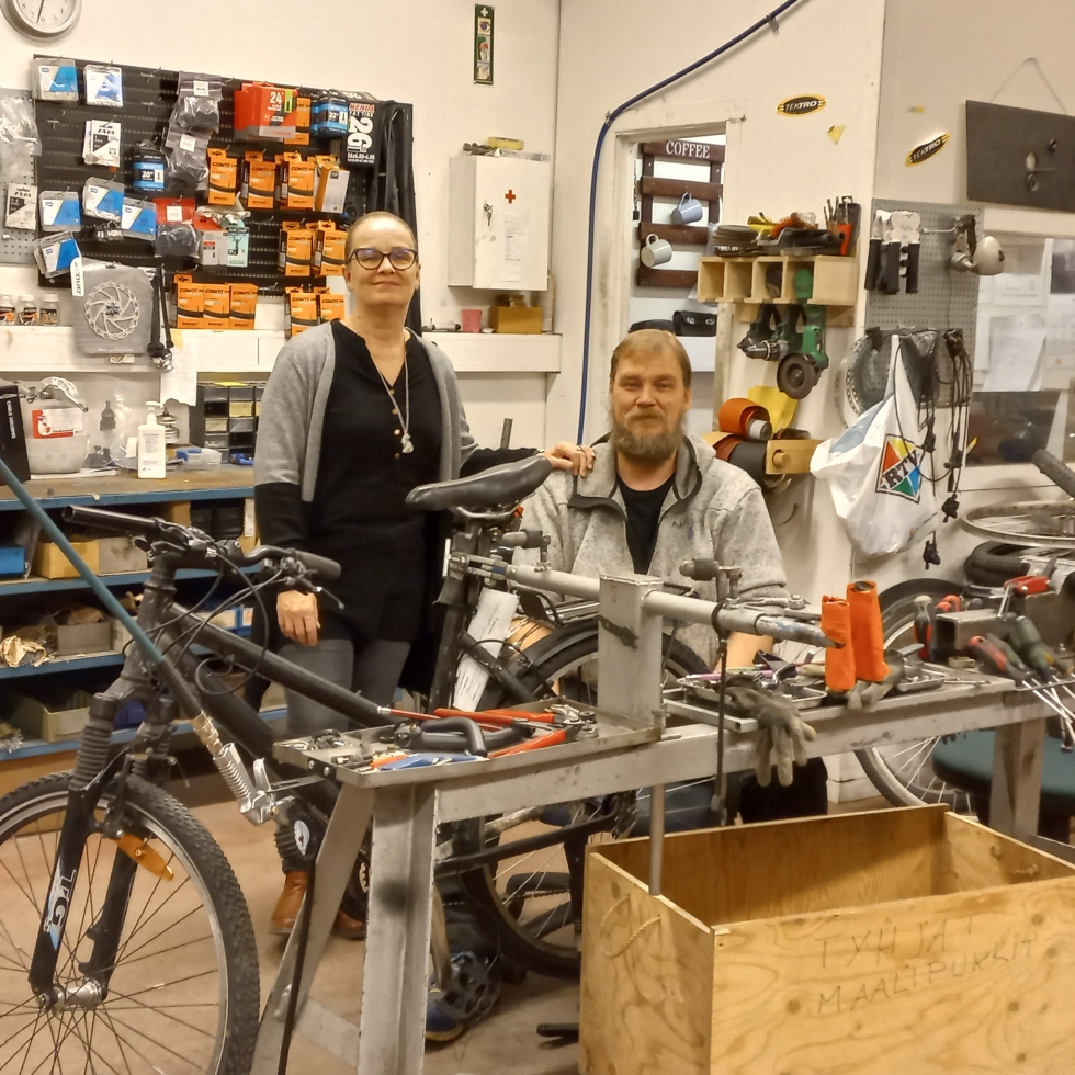 Soile Suominen ja Janne Haapamäki ovat tyytyväisiä polkupyöräverstaan suosioon. 