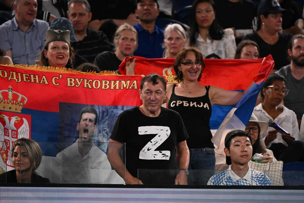 Torstaina Novak Djokovicin pelin aikana katsomossa nähtiin myös henkilö, jonka t-paidassa oli Venäjän sotaa tukeva Z-symboli. LEHTIKUVA/AFP