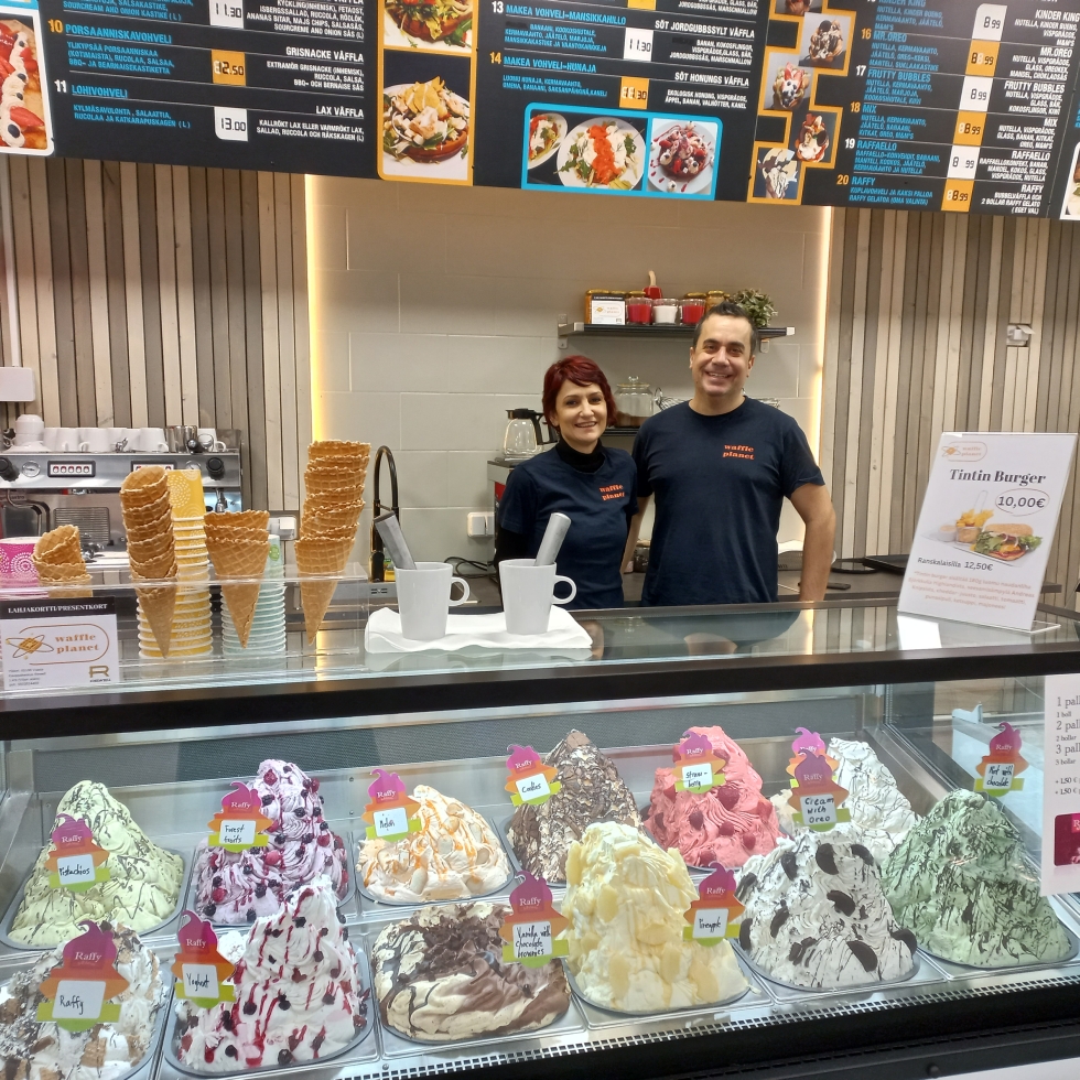 Elisa Stoykova ja Dimitar Stoykov ovat perustaneet kauppakeskus Rewelliin ravintolan Waffle Planet. 