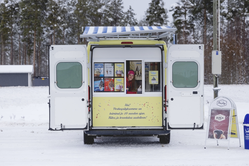 Avoinna oleva jäätelökioski on aina yhtä eksoottinen näky lumikinosten keskellä. Lapualainen Linne Koskela avasi pehmisautonsa perinteisesti hiihtoloman alkajaisiksi.