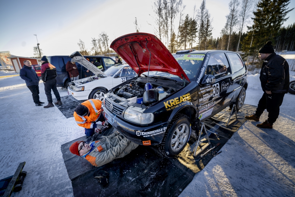 Mäntsäläläinen Jani Laaksonen joutui välillä menemään autonsa alle selvittämään vaihdevian syytä.