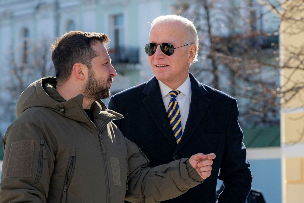 Ukrainan presidentti Volodymyr Zelenskyi ja Yhdysvaltain presidentti Joe Biden tapasivat maanantaina Kiovassa. LEHTIKUVA/AFP/Ukrainan presidentin lehdistöpalvelu